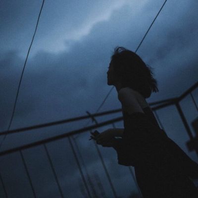  女生头像忧郁成熟伤感