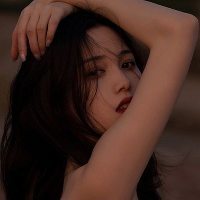  女生头像忧郁成熟伤感