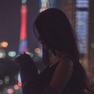  女生头像忧郁成熟伤感