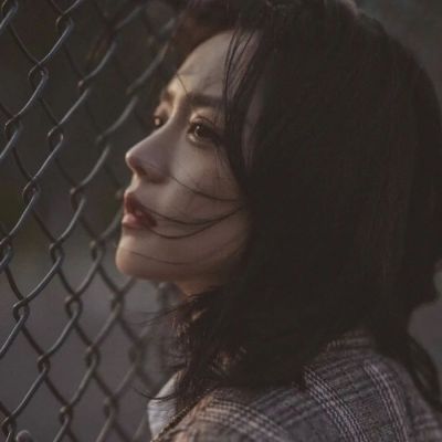  女生头像忧郁成熟伤感