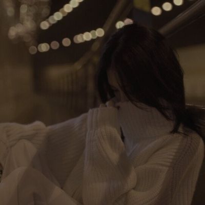  女生头像忧郁成熟伤感
