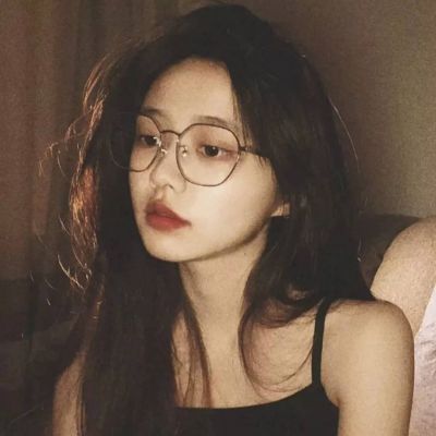  女生头像忧郁成熟伤感