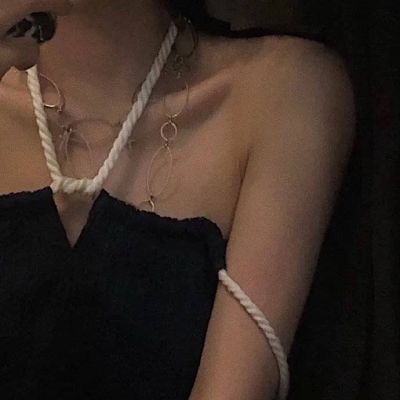  女生头像忧郁成熟伤感