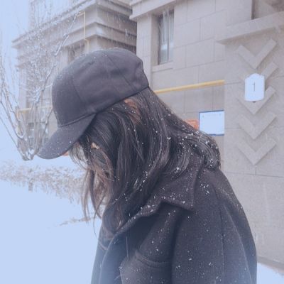 戴帽子口罩侧脸女生头像照片
