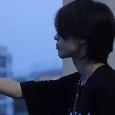 头像男生丧系侧脸
