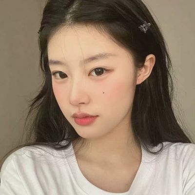 2025最火的露脸女生头像图片