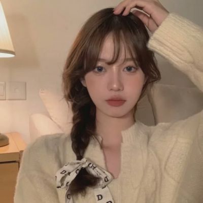 2025最火的露脸女生头像图片