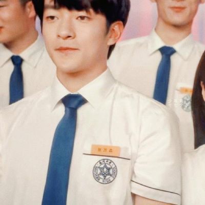学生情侣头像校服两张