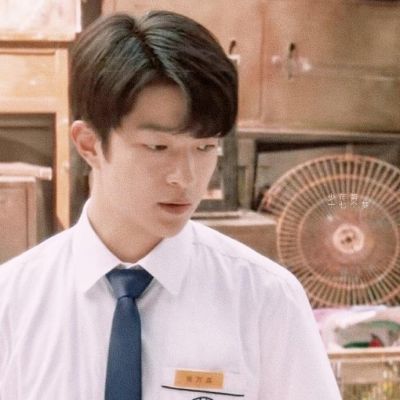 学生情侣头像校服两张