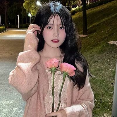拿花的女生头像