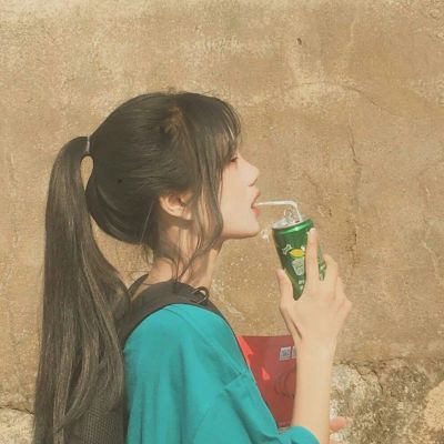 侧脸女头像简单干净图片