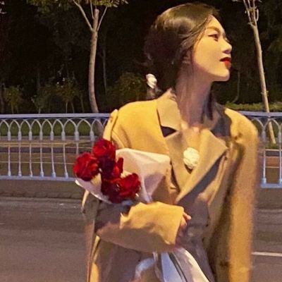 拿花的女生头像