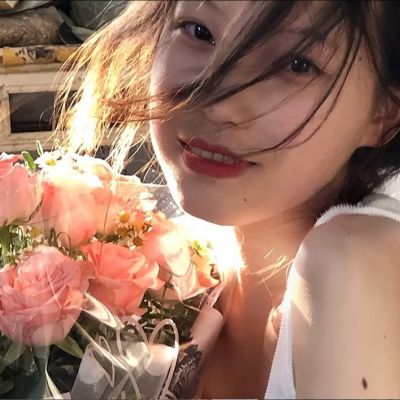 拿花的女生头像
