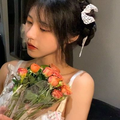 拿花的女生头像