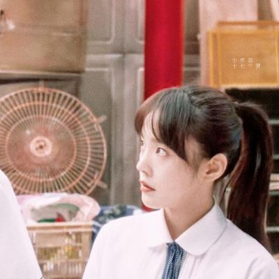 学生情侣头像校服两张