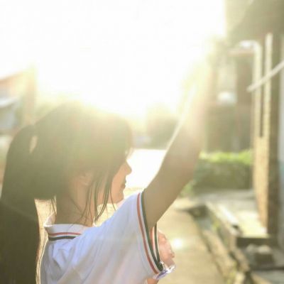 侧脸女头像简单干净图片