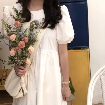 女生头像抱花温柔