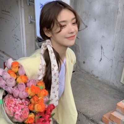 女生头像抱花温柔