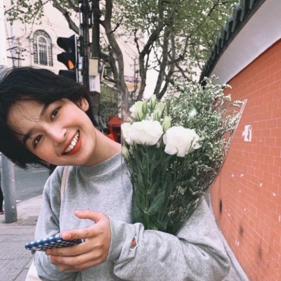 女生头像抱花温柔