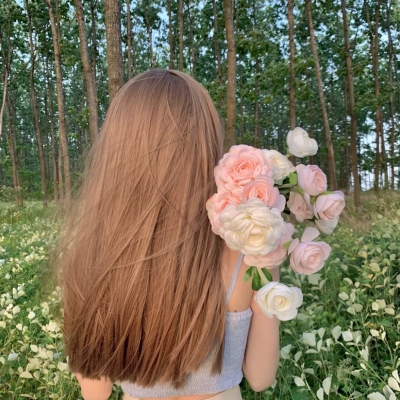 女生头像抱花温柔