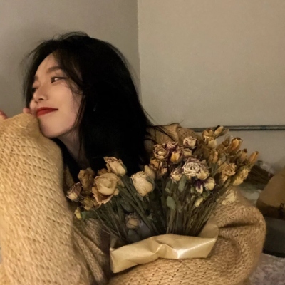 女生头像抱花温柔