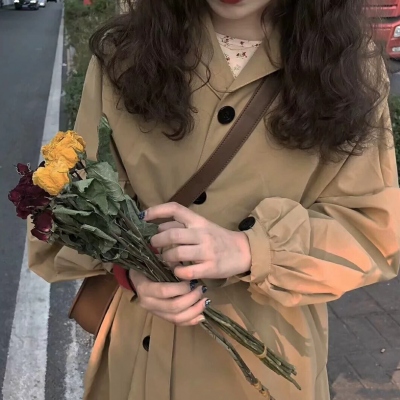 女生头像抱花温柔
