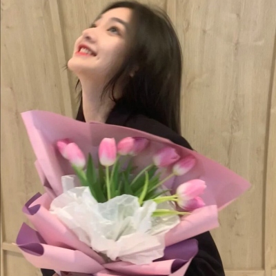 女生头像抱花温柔