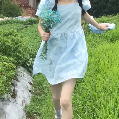 女生头像抱花温柔