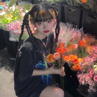 女生头像抱花温柔