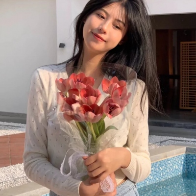 女生头像抱花温柔