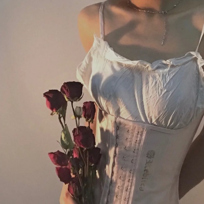 女生头像抱花温柔