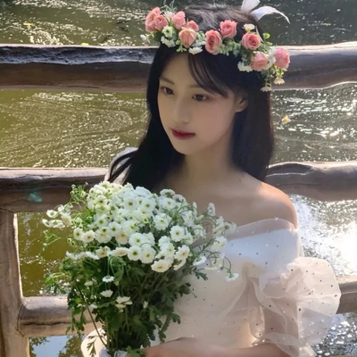 女生头像抱花温柔