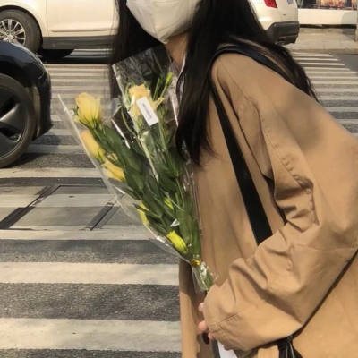 女生头像抱花温柔