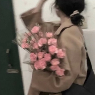 女生头像抱花温柔