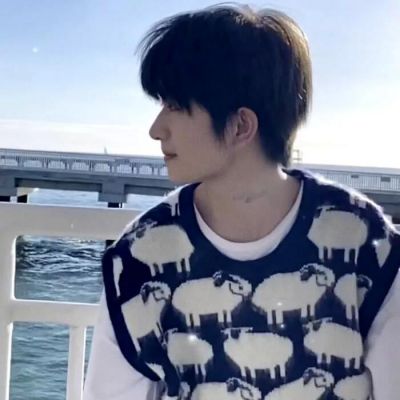 头像男生冷酷帅气侧脸