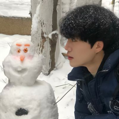 冬日一男一女雪景情侣头像图片