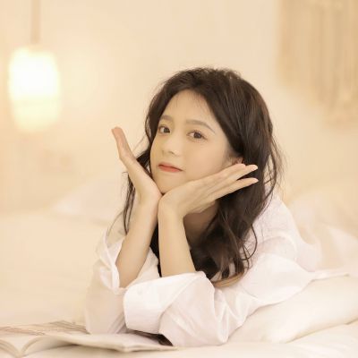 白色衬衫清纯头像女生干净高清图片