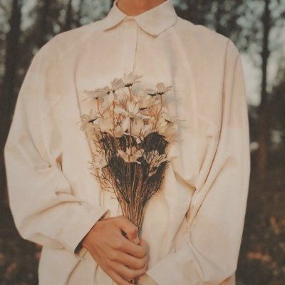 情侣头像一男一女捧花