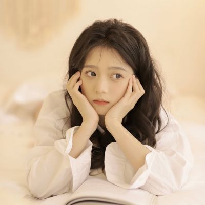 白色衬衫清纯头像女生干净高清图片