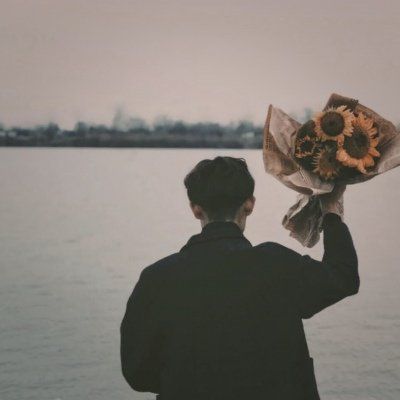 情侣头像一男一女捧花