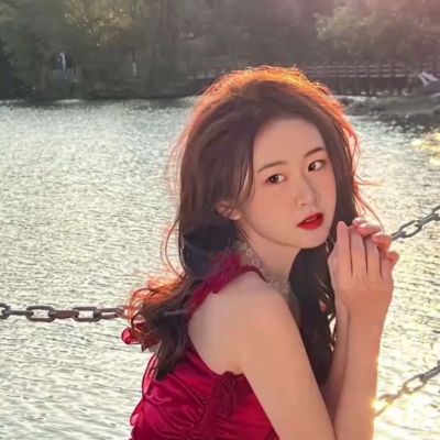 湖边红色系唯美女人头像图片
