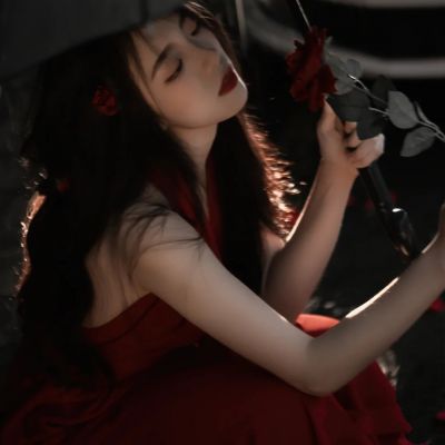 伤感雨中打伞女生头像
