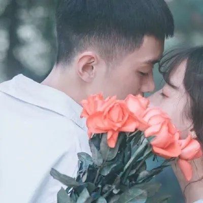 情侣头像一男一女捧花