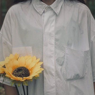 情侣头像一男一女捧花