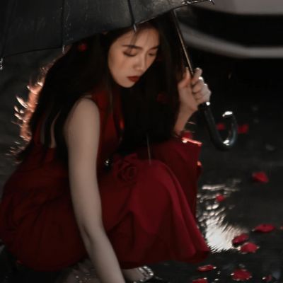 伤感雨中打伞女生头像