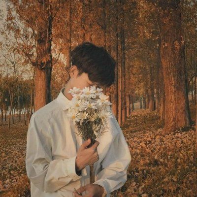 情侣头像一男一女捧花