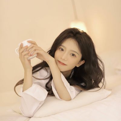 白色衬衫清纯头像女生干净高清图片
