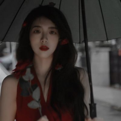 伤感雨中打伞女生头像