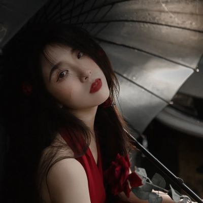 伤感雨中打伞女生头像