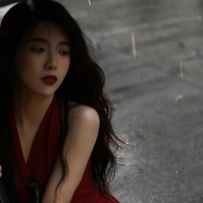 伤感雨中打伞女生头像